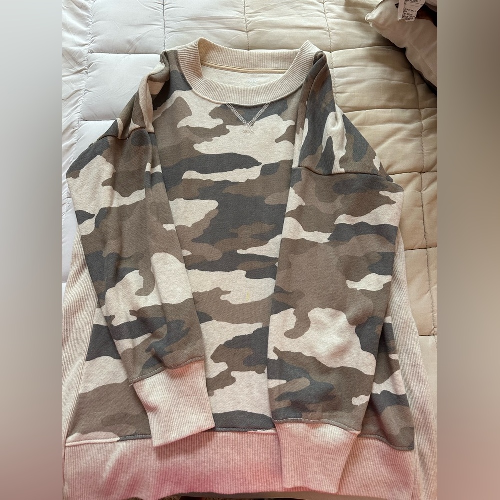 Oversized camo sweater with side slit
